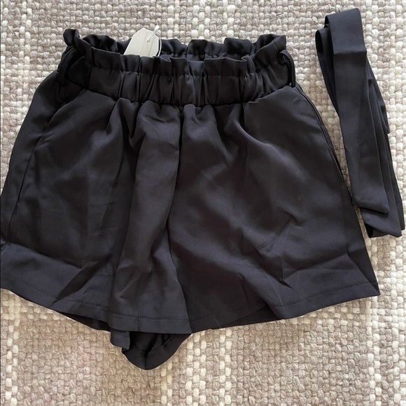 Black casual paper bag Style shorts with bow tie - Picture 5 of 5